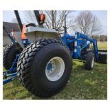 Ford -New Holland 1920 with 7308 Loader