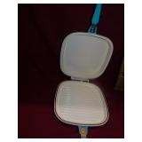 COOKS ESSENTIAL GRIDDLE PAN ATTACHED LID