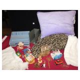 2 MEMORY FOAM PILLOWS, ORNAMENTS AND DECORATIONS,