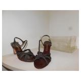 8 1/2" COPPER COLOR SANDLES, 8 SHOES ALL TO GO