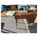SINGER TOUCH AND SEW MODEL 600 E WITH BOOK AND