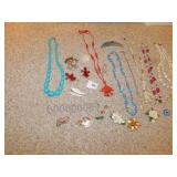 GROUP OF ASSORTED NECKLACES, PIN, PEARLS AND MORE