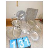 GROUP OF HAMMERED ALUMINIUM SERVING PIECES, TRAYS