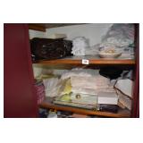 LARGE GROUP OF TOWELS