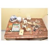 LARGE GROUP OF ITEMS INCLUDING KNIVES, MUG ETC