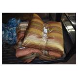 QUEEN COMFORTER W/ PILLOWS