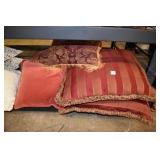 5 PILLOWS IN BURGUNDY TONES