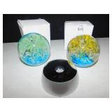 2 PAPER WEIGHTS AND ONE BATTERY OPERATED LIGHT TO