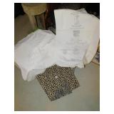 2 RETRO LAUNDRY BAGS AND ANIMAL PRINT TABLE