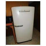 GE VINTAGE REFRIGERATOR RUNNING
