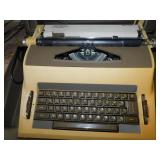 ROYAL MEDALLION 2 TYPEWRITER IN CASE