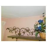 FLOWER ARRANGEMENTS, GLASS VASE, METAL SWAG