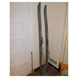TRAVELER SKIS WITH POLE, 1 DAMAGED POLE, MADE BY