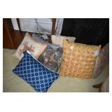 GROUP OF PILLOWS