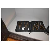 TRAVEL TOOL KIT & AUDIO CABLES