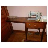 WHITE SEWING MACHINE W/ CASE AND PARTS IN ZIG ZAG