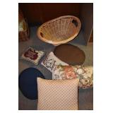 BASKET INCLUDING BACK PILLOWS
