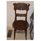 ANTIQUE OAK CHAIR
