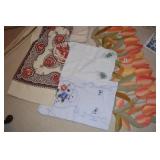 TULIP TABLE RUNNER, TABLECLOTHS