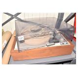 KLH TURN TABLE MODEL 24 W/ 2 SPEAKERS