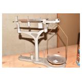 WELCH WITH A 500 G WEIGHT AND OTHERS SCALE