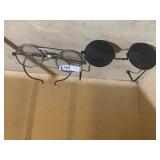 2 PAIRS OF VINTAGE GLASSES SUN GLASS & CLEAR