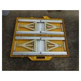 FOLDING TABLE
