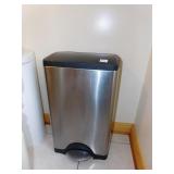 FOOTCONTROL TRASH CAN STAINLESS FINISH, WHITE