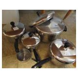 FARBERWARE POT SET WITH LIDS