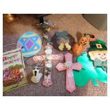 WOODEN DECORATIVE CROSSES AND OTHER DÉCOR