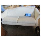 HICKORY HILL CREAM UPHL SOFA W/ QUEEN ANNE LEGS