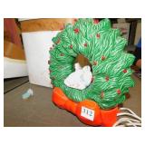 CERAMIC CHRISTMAS WREATH WITH MOUSE LIGHT UP