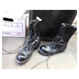 SZ. 9 1/2 COMBAT BOOTS