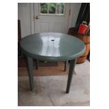 30" ROUND PLASTIC TABLE LIKE NEW CONDITION W/ 4