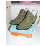 NEW IN BOX SZ. 10 ANKLE BOOTS BY BARETRAPS -