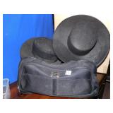 JEEP BAG ON WHEELS, 2 FELT HATS