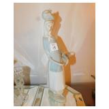 LLADRO WOMAN CARRYING BASKET