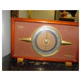 AM/FM ACA VICTOR RADIO 10" H X 17" X 9"