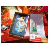 TOTE AND HOLIDAY DÉCOR