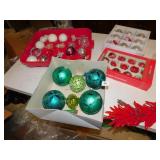 ORNAMENT CONTAINER AND BULBS