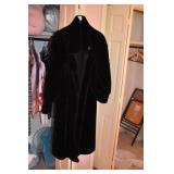SZ. M FAUX FUR COAT 46" L