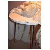METAL LEG DECORATOR TABLE W/ LACE OVERLAY 25" X