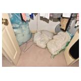 TWIN COMFORTER WITH PINK FLOWERS AND COMFORTER