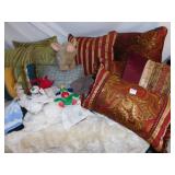 BATHROOM RUGS, ASSORTMENT OF THROW PILLOWS