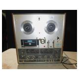 AKAI REEL TO REEL (POWERS UP) MODEL 1800-SS