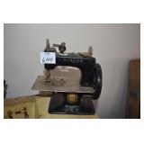 VINTAGE SINGER SEWING MACHINE.