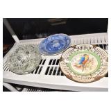 2 PLATES AND CRYSTAL BOWL.