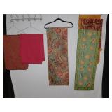 4 TABLE RUNNERS, 2 TABLE CLOTHES