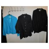 LIZ CLAIRBORNE BLACK WOOL TOP, L SHELL BUTTON