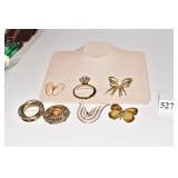 6 PINS 1 PENDANT MADE OF SHELL